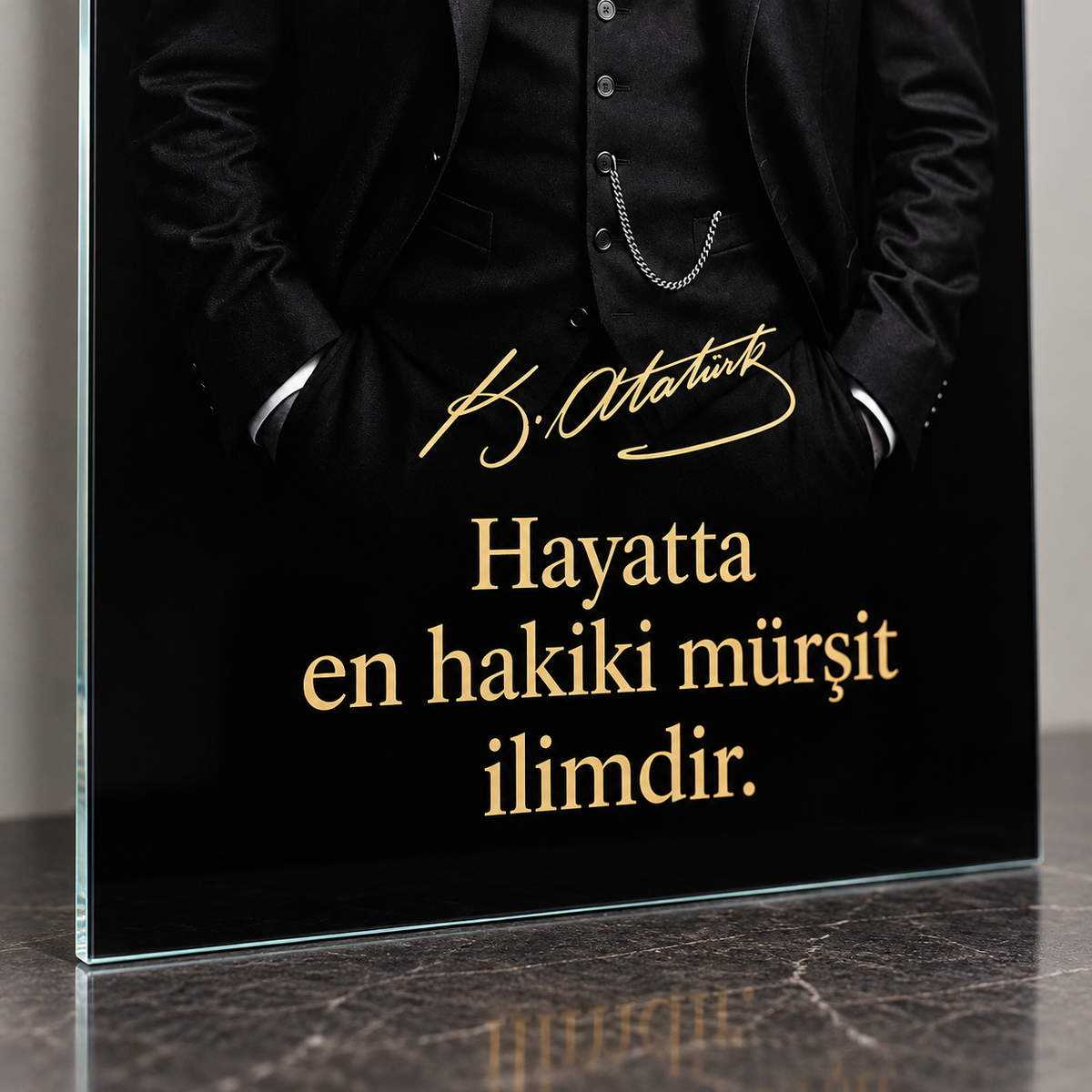 Altın Yazılı Atatürk Portresi Dikey Cam Tablo - UV baskı detayı