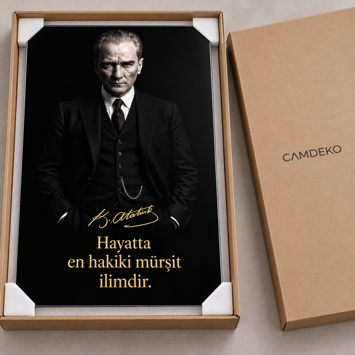 Altın Yazılı Atatürk Portresi Dikey Cam Tablo - Koruyucu paketleme