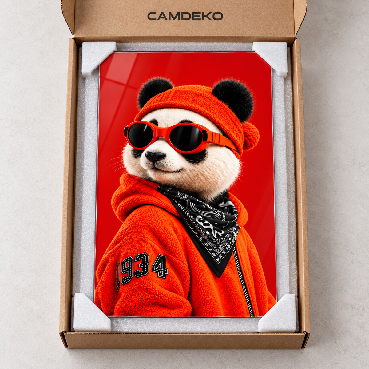 Kırmızı Bereli Gözlüklü Panda Dikey Cam Tablo - CAMDEKO koruyucu ambalaj