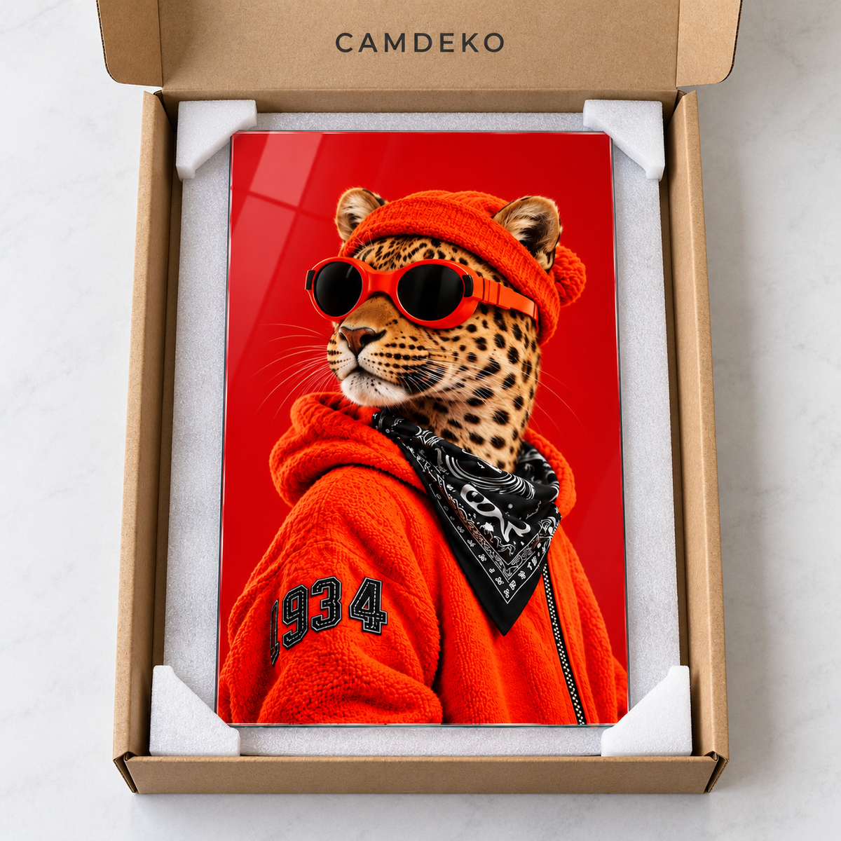 Kırmızı Bereli Gözlüklü Leopar Dikey Cam Tablo - CAMDEKO koruyucu ambalaj