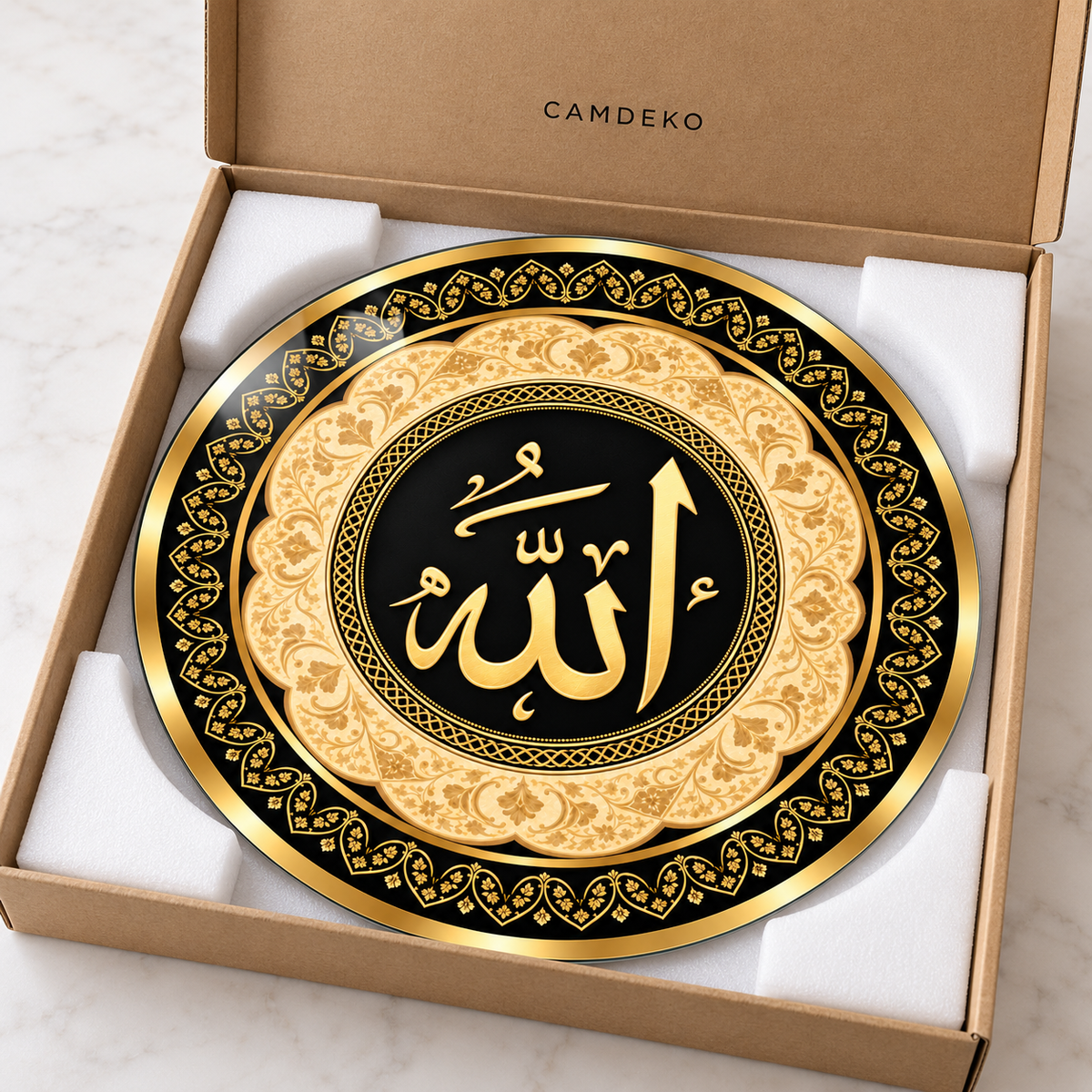 Altın Tezhipli Allah Yazılı Yuvarlak Cam Tablo — CAMDEKO kutusunda koruyucu ambalaj